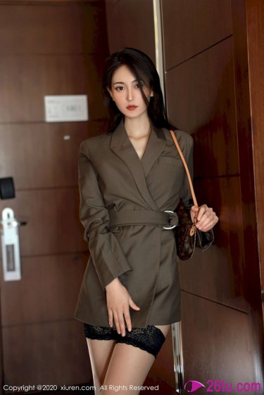 比基尼美女胸罩脱落
